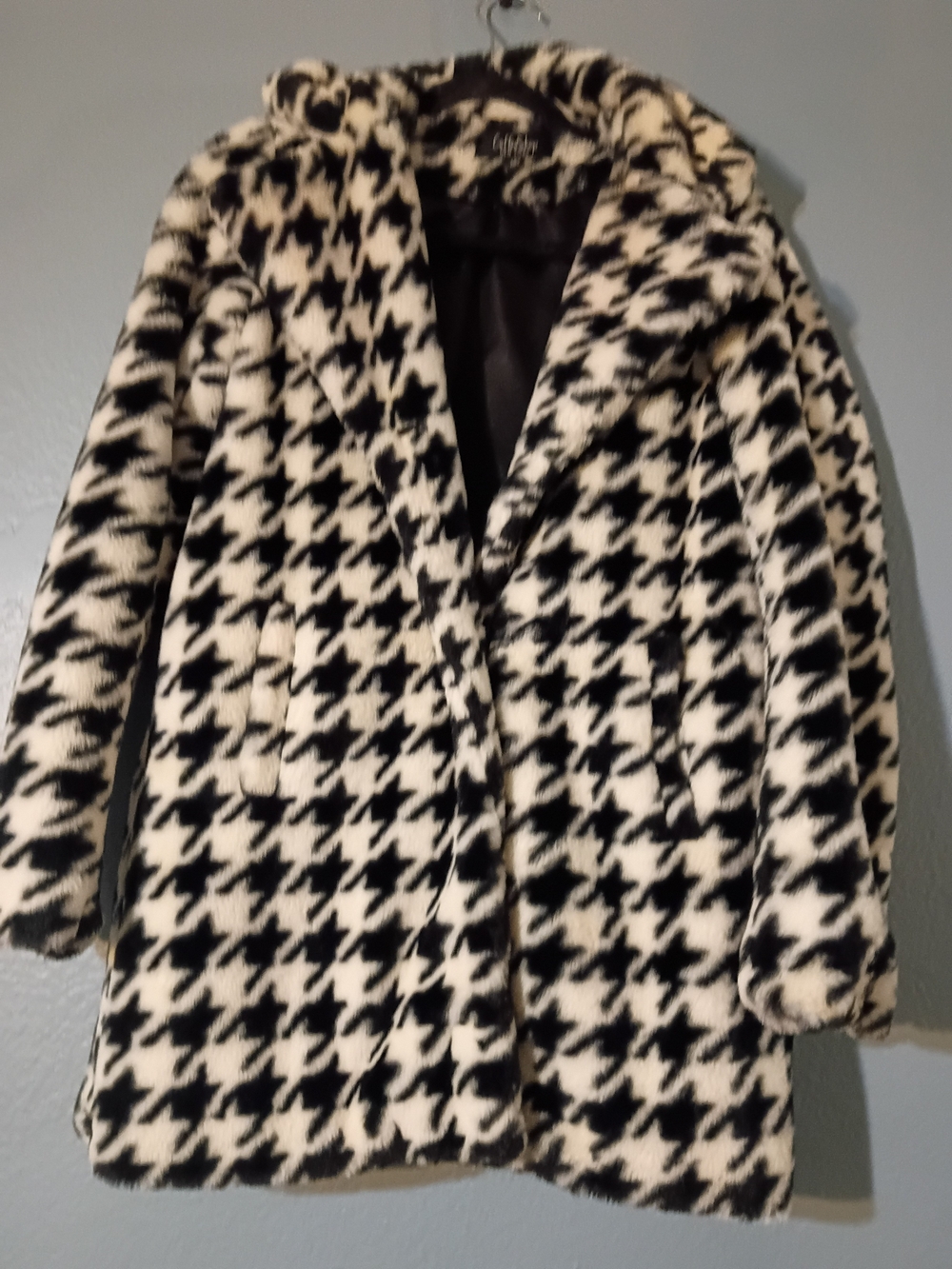 Women's Black & White Houndstooth Teddy Coat